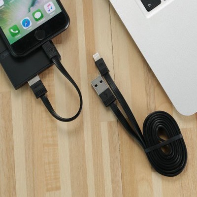 Cabo de carregamento USB preto ligado a smartphone e dispositivo, computador portátil visível
