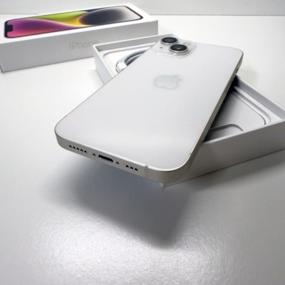Smartphone iPhone branco com caixa e cabo em fundo branco