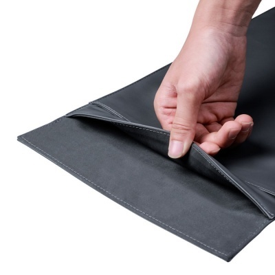 Bolsa preta em material sintético com interior cinzento e costuras visíveis