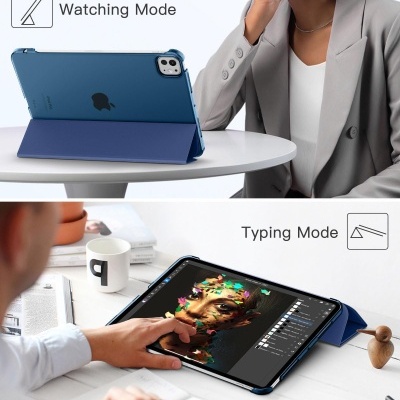 Tablet azul com capa dobrável em modo suporte em mesas brancas com pessoas a usar.