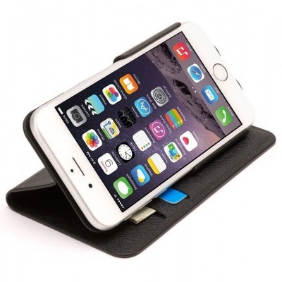 Smartphone branco com capa preta e bolsos para cartões