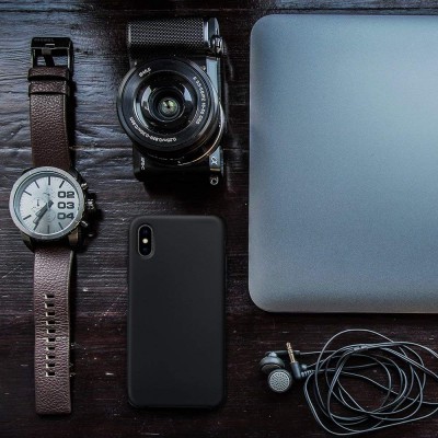 Relógio castanho, câmara Olympus preta, smartphone preto, portátil cinzento, auscultadores pretos