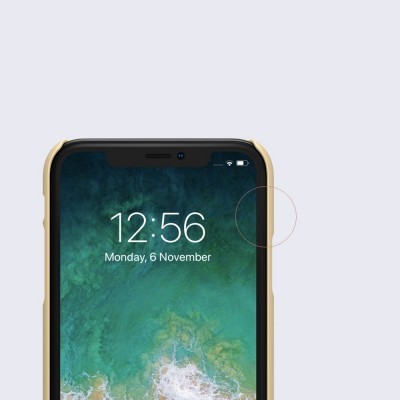Smartphone dourado com ecrã exibindo data e hora, fundo de ondas oceânicas