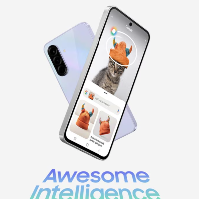 Smartphone prateado com traseira lilás e três câmaras, ecrã com gato em realidade aumentada e texto 'Awesome Intelligence'