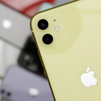Smartphone Apple iPhone amarelo com dupla câmara e logótipo Apple