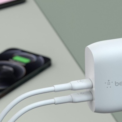 Carregador Belkin branco com cabos ligados e smartphone a carregar