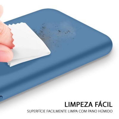 Produto azul com manchas a ser limpo com pano branco e texto explicativo em português.