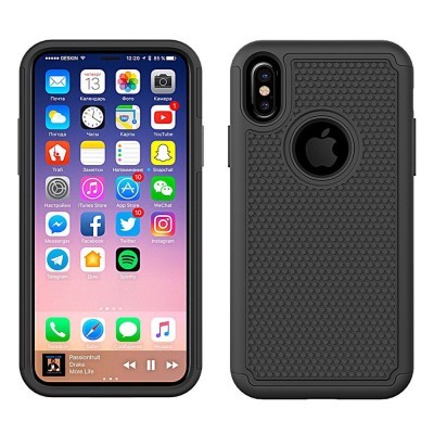 Smartphone com capa protetora preta texturizada e ecrã ligado com apps visíveis