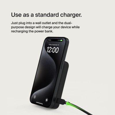 Carregador portátil preto com ecrã digital e cabo USB-C verde ligado