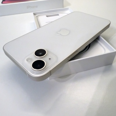 Smartphone branco Apple iPhone com duas câmaras traseiras em cima da caixa aberta