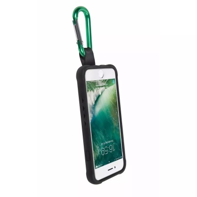 Capa preta para smartphone com mosquetão verde e ecrã a mostrar imagem de água e hora 16:59