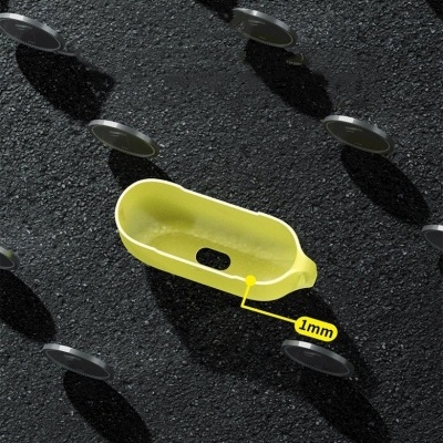 Peça amarela alongada destacada com indicação de 1mm sobre superfície preta texturada com relevos circulares.