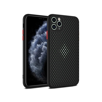 Capa preta para smartphone com padrão perfurado e botões vermelhos