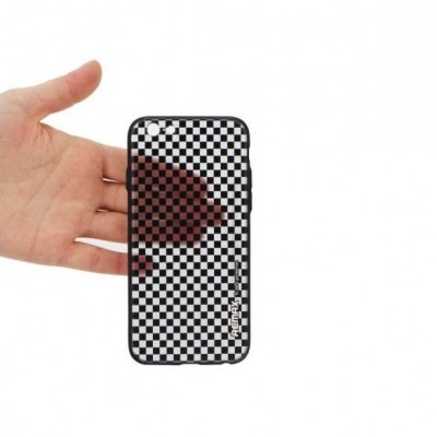 Capa de telemóvel xadrez preta e branca com mão a segurá-la