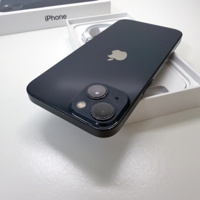Smartphone iPhone preto num caixa branca com tampa e texto iPhone