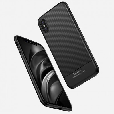 Telemóvel com capa preta texturizada em fibra de carbono com texto IPAKY Luxury Protective Case