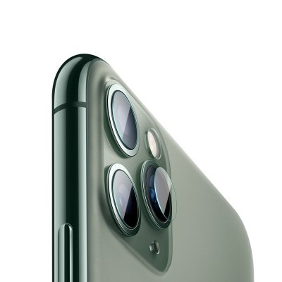 Smartphone verde com três câmaras traseiras em módulo quadrado