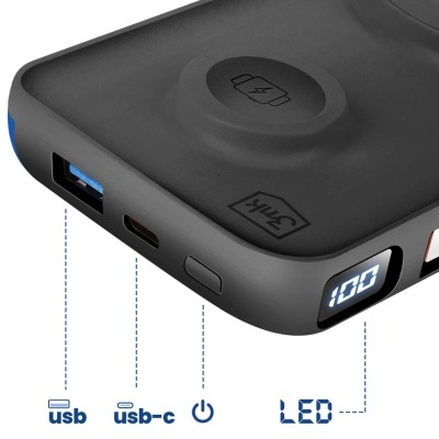 Bateria portátil preta com visor LED digital e portas USB e USB-C