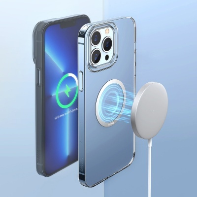 Smartphone com capa transparente e carregador magnético branco ligado