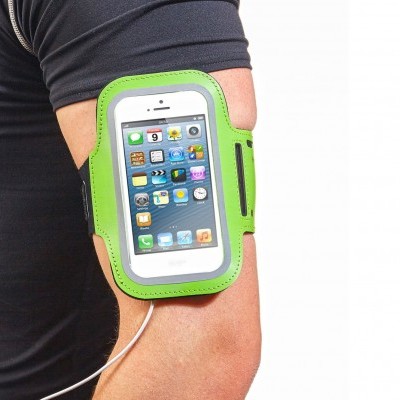 Suporte de braço verde para smartphone com telemóvel e fone de ouvido