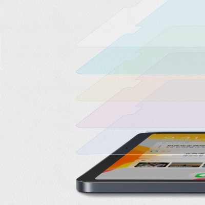 Tablet com ecrã ligado e camadas coloridas transparentes ao fundo