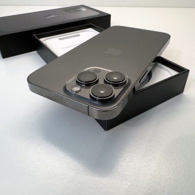 Smartphone preto com três câmaras na caixa aberta