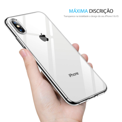 iPhone com capa transparente segurado por uma mão