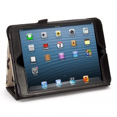 Tablet com capa protetora preta num suporte