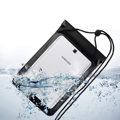 Tablet Samsung branco protegido por capa impermeável preta submersa em água