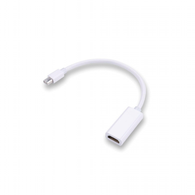 Três adaptadores brancos Lightning em fundo branco