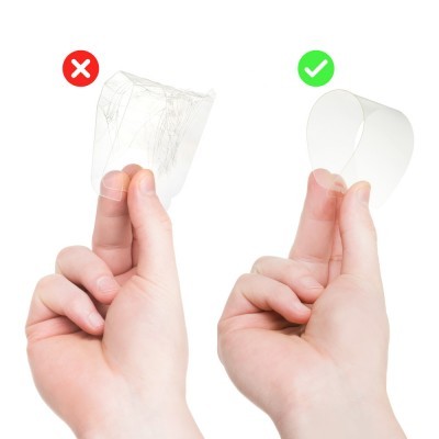 Mãos segurando fita adesiva rasgada e fita adesiva intacta