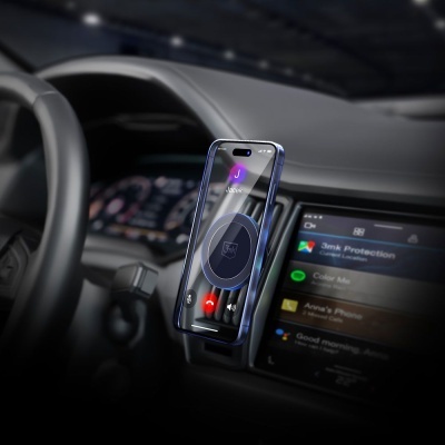 Telemóvel azul numa ventoinha de carro a mostrar chamada, consola digital do carro visível