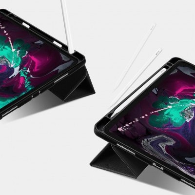 Dois tablets com capas pretas dobráveis e canetas digitais brancas