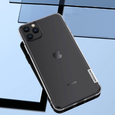 Smartphone iPhone preto com capa transparente e câmeras triplas