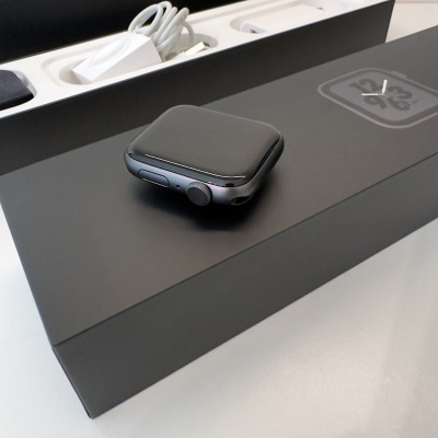 Relógio inteligente Apple Watch preto e prateado com acessórios e embalagem preta