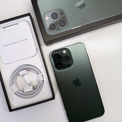 iPhone 13 Pro verde alpino com acessórios e caixa