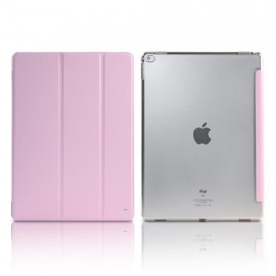Tablet iPad prateado com capa rosa claro de três dobras