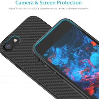 Telemóvel com capa preta fibra carbono e bordas azuis, ecrã com padrão azul e vermelho, texto sobre proteção