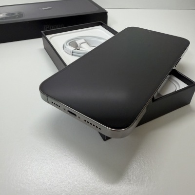 Smartphone iPhone preto com caixa e cabo de carregamento