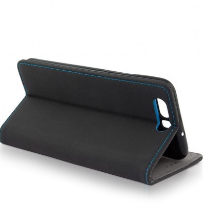 Capa de telemóvel preta com costura azul em fundo branco