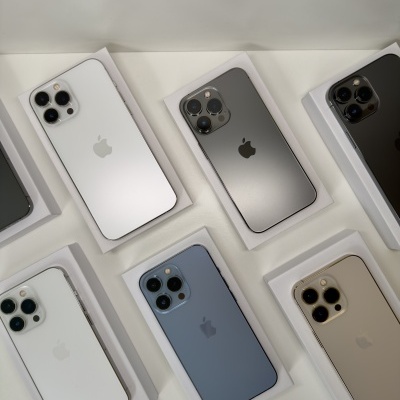 Diversos iPhones Apple em várias cores sobre caixas brancas