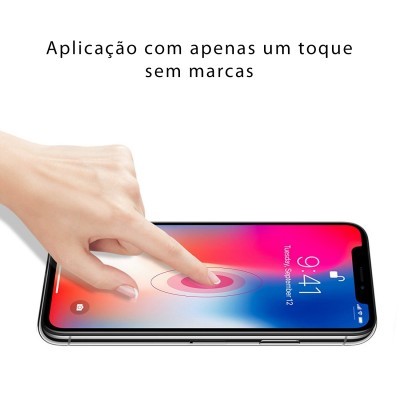 Mão a tocar no ecrã de um smartphone com texto Aplicação com apenas um toque sem marcas