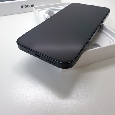 Smartphone iPhone preto com caixa branca e cabo