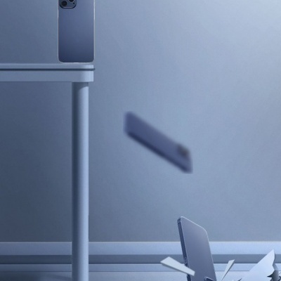 Dois telemóveis cinzentos, um sobre mesa e outro a cair e partir o chão cinzento