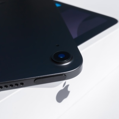 Tablet preto com câmera traseira e logótipo da Apple em fundo branco