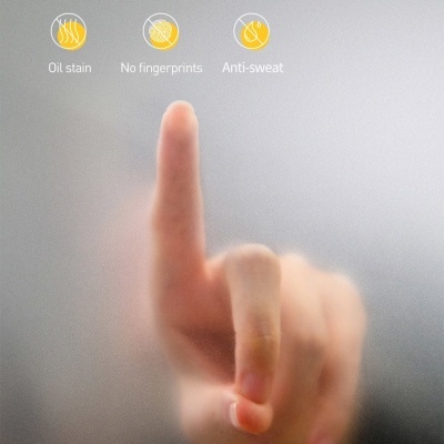 Dedo indica superfície com ícones de resistência a manchas e impressões