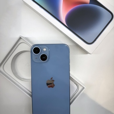 Telemóvel Apple iPhone azul em cima da caixa com imagem do ecrã colorido