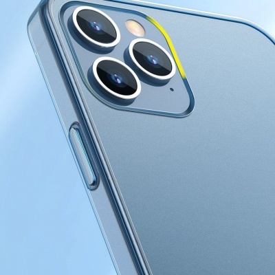 Smartphone azul com três câmaras traseiras e flash, fundo azul claro