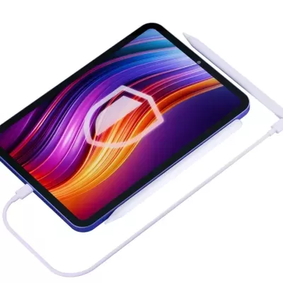 Tablet com ecrã colorido e duas canetas stylus brancas ao lado