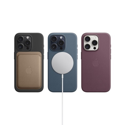 Três smartphones com capas coloridas e acessórios magnéticos